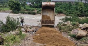 SECRETARIA DE AGRICULTURA RECUPERA PONTE QUE LIGA TUBARÃO E PEDRAS GRANDES Fotos: Divulgação