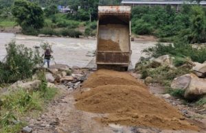 SECRETARIA DE AGRICULTURA RECUPERA PONTE QUE LIGA TUBARÃO E PEDRAS GRANDES Fotos: Divulgação