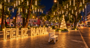 Tubarão Luz 2026 terá Natal mais iluminado e primeiro Réveillon público Fotos da coletiva: Vinícius Duarte/Gecom/PMT Fotos das ruas: Vinícius Duarte/Gecom/PMT, modificadas com o uso de Inteligência Artificial