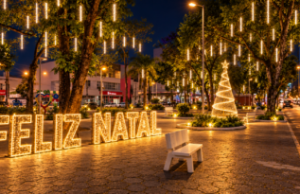 Tubarão Luz 2026 terá Natal mais iluminado e primeiro Réveillon público Fotos da coletiva: Vinícius Duarte/Gecom/PMT Fotos das ruas: Vinícius Duarte/Gecom/PMT, modificadas com o uso de Inteligência Artificial