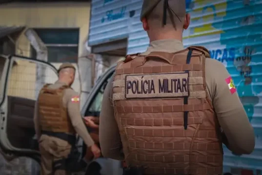 Homem e mulher são presos com 59 porções de cocaína no Madre em Tubarão FOTO PMSC